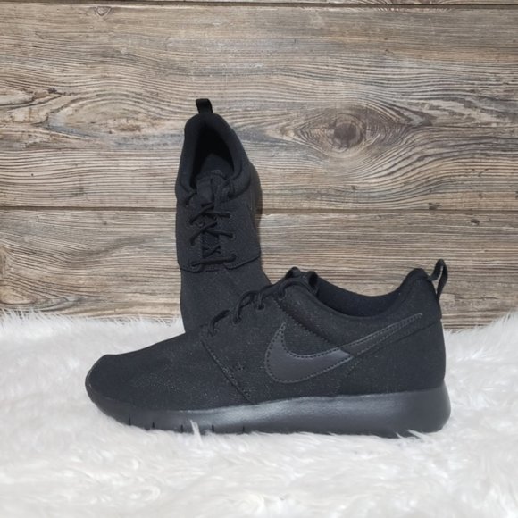 nike roshe one triple black